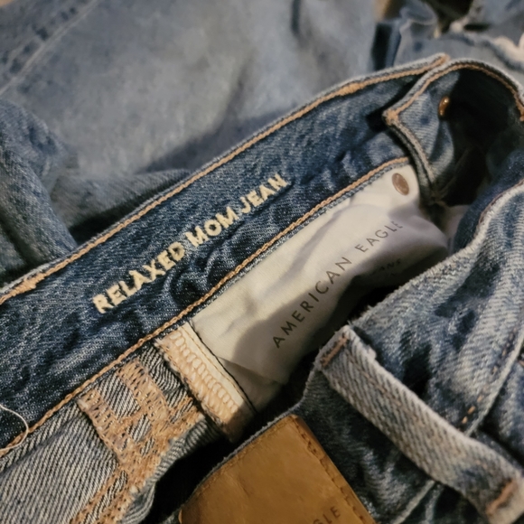 American Eagle Relaxed Mom Jean Distressed Knees. Like New! Size 00 Short - Picture 4 of 6